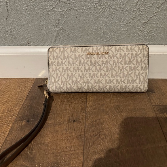 Michael Kors Wallet - Picture 1 of 2